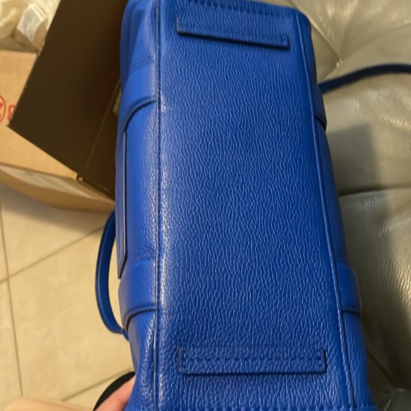 Beautiful leather medium bag! 100% Authentic - Picture 3 of 4